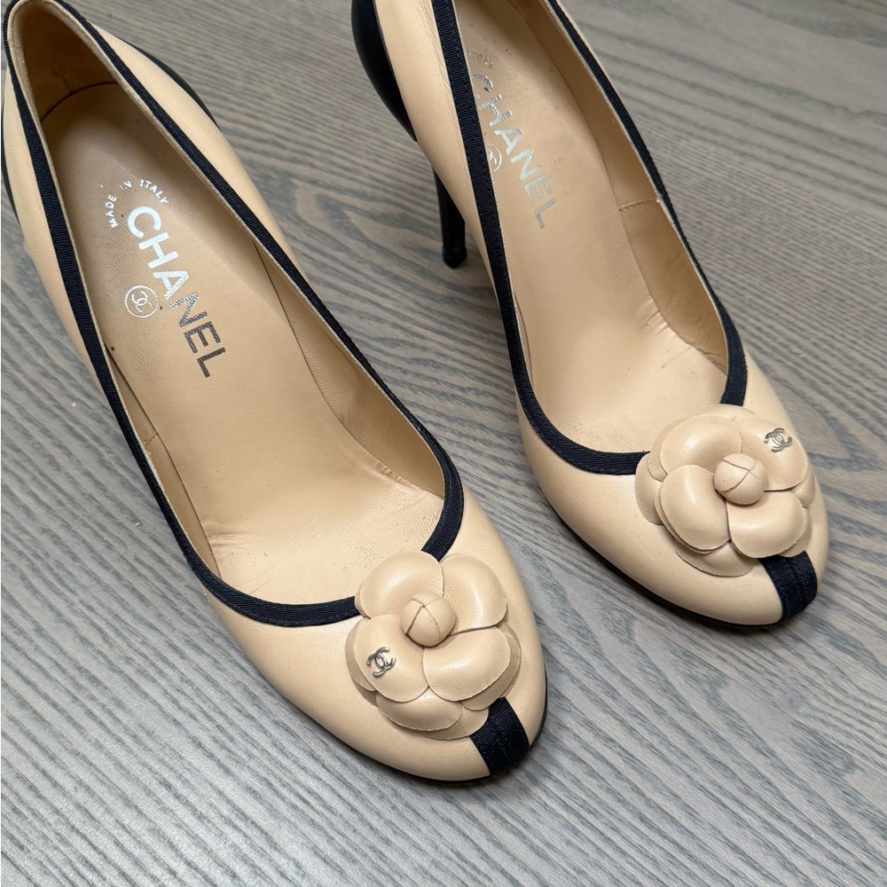 CHANEL Cream and Black 2 tone Camellia flower pumps sz 39.5